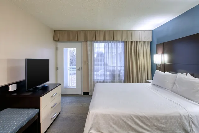 غرفة قياسية بسرير كينج لذوي الإعاقة، Holiday Inn Hotel Suites Atlanta Airport North 2/5