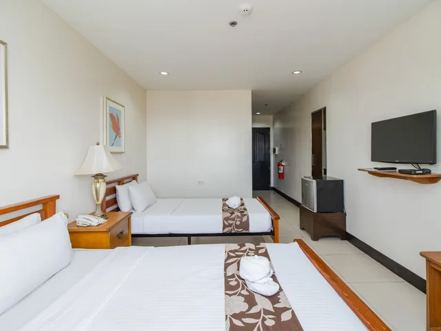 Room, Twin Beds, Main Hotel And Suites 3/3