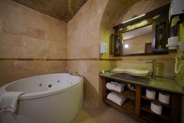 جناح جونيور، Shoestring Cave House 2/4