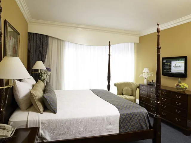 Deluxe, Single, The Courtleigh Hotel And Suites 2/2