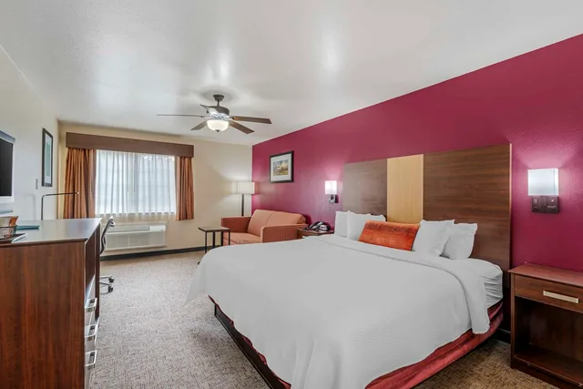 غرفة بسرير كينج مع أريكة، Best Western Pineywoods Inn 1/4