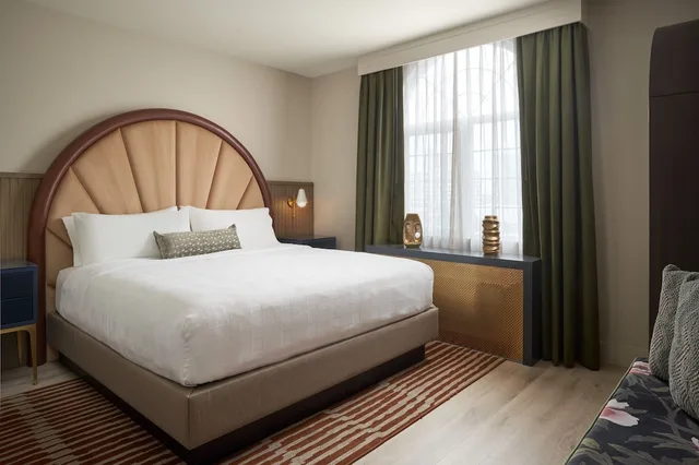 جناح تنفيذي بسرير كينج مع أريكة، Hotel Vesper, Houston, a Tribute Portfolio Hotel 1/5