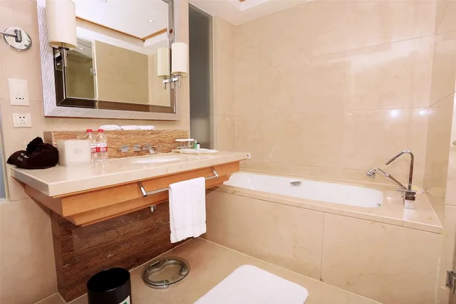 غرفة بريميوم بسريرين منفصلين بإطلالة على البحيرة، SHERATON QIANDAO LAKE RESORT 4/4