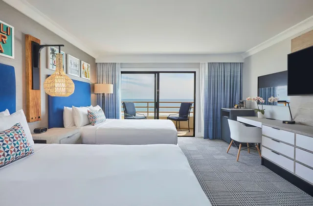غرفة بسريرين كوين بإطلالة على البحر بشرفة، The Waterfront Beach Resort, a Hilton Hotel 1/8