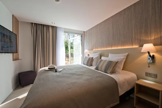 جناح جونيور بسرير كينج بشرفة، Golden Tulip Sophia Antipolis - Hotel & Spa 2/3