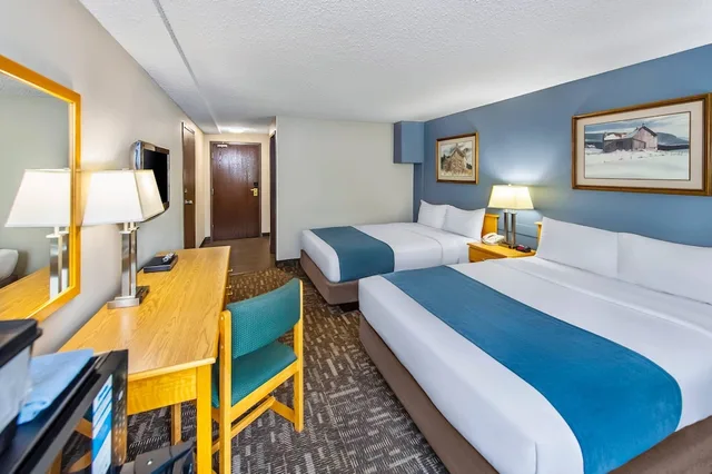 غرفة قياسية بسريرين كوين، The Crestwood Hotel 1/4