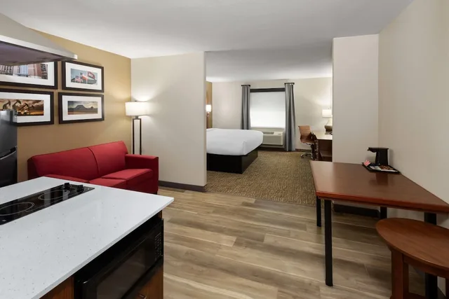 غرفة بسرير كينج مع أريكة، Hawthorn Extended Stay by Wyndham College Station South 2/3