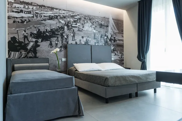 غرفة سوبيريور ثلاثية بسرير كوين وسرير فردي بإطلالة جزئية على البحر، Hotel Commodore 1/4