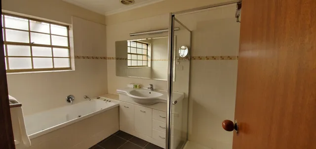 2 Bedrooms, Apartment, Queen and Twin Beds, Private Garden, Sofa، Yarra Valley Motel 4/5