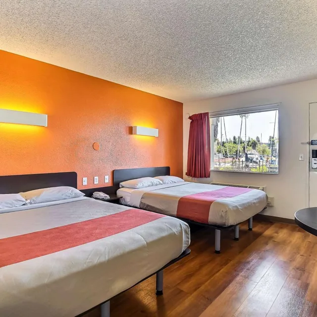 غرفة تنفيذية بسريرين كوين، Motel6 Oakland, CA - Embarcadero 1/5
