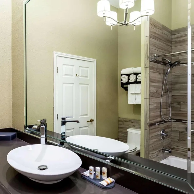 غرفة ديلوكس بسريرين كوين، La Quinta Inn & Suites by Wyndham Laredo Airport 6/6