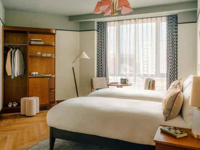 Roomy, King Bed، The Hoxton Vienna 1/7