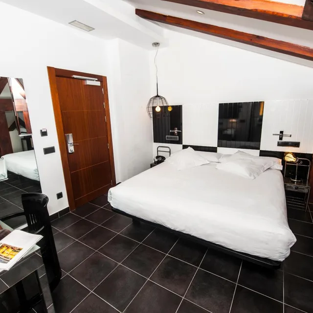 Room, King Bed, Attic، Posada Del Leon de Oro 3/10