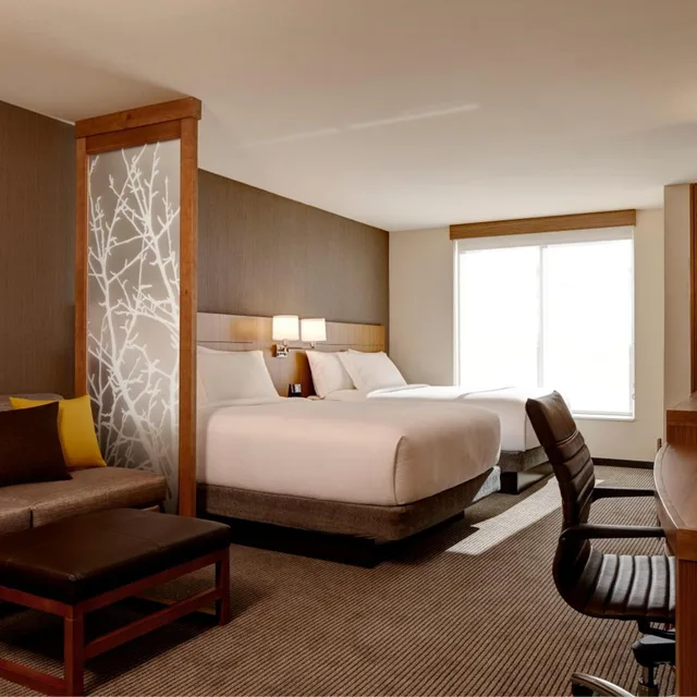 غرفة قياسية بسرير كوين مع أريكة، Hyatt Place Madison Verona 1/4