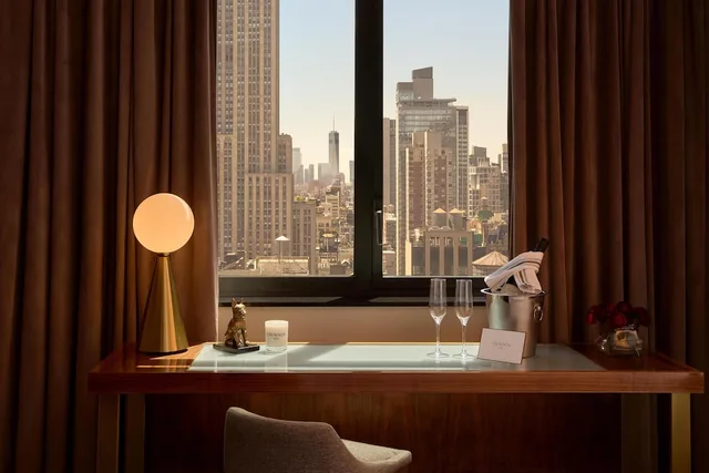 Room, King Bed, Empire Building View، Grayson Hotel in the Unbound Collection by Hyatt 5/6