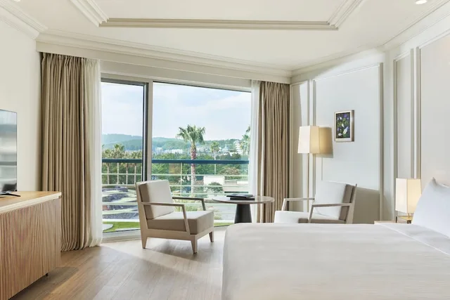 Deluxe, King Bed, Side Pool View، Grand Josun Jeju 2/10
