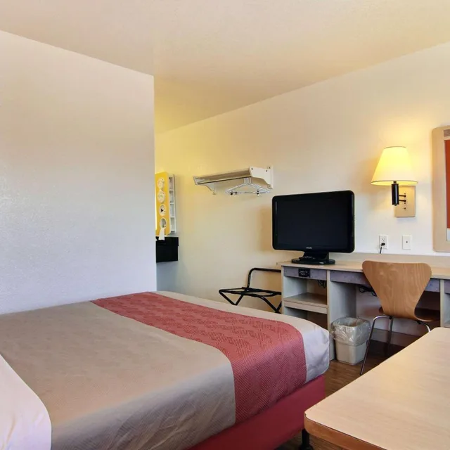 1 Queen Bed - ADA/Tub/Micfridge, Motel6 San Angelo, TX 9/10
