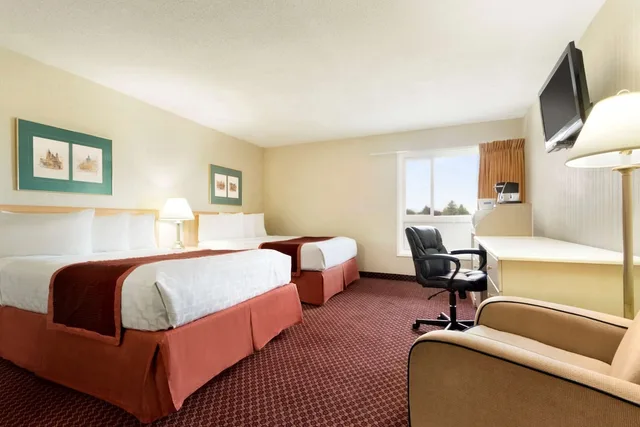 غرفة بسريرين مزدوجين، Travelodge by Wyndham Lethbridge 2/6