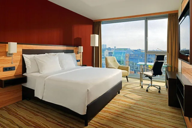 غرفة قياسية بسرير كينج بإطلالة على المرفأ، Courtyard By Marriott Dusseldorf Hafen 4/5