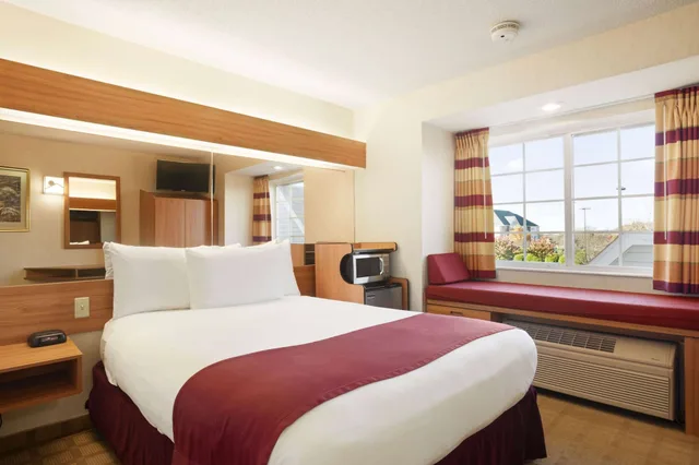 جناح استوديو بسرير كوين مع أريكة، Microtel Inn And Suites Ann Arbor Plymouth Rd 2/5