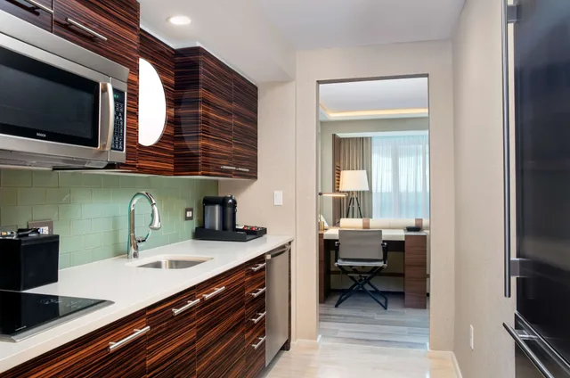 1 Bedroom, Suite, King Bed, Intracoastal View، Conrad Fort Lauderdale Beach 7/7