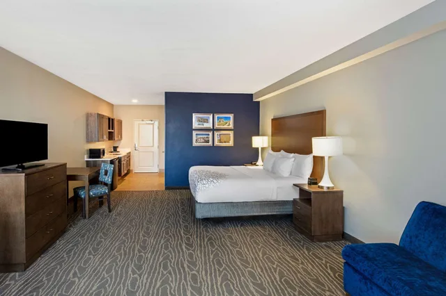 غرفة ديلوكس بسرير كينج لذوي الإعاقة، La Quinta Inn Suites By Wyndham Kingman 2/5