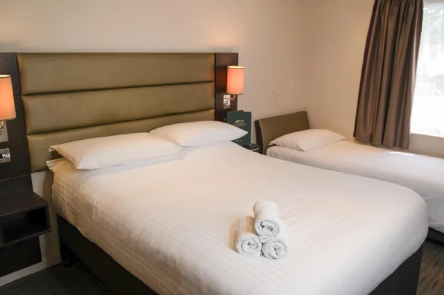 غرفة قياسية ثلاثية، The Coach & Horses Hotel 1/1