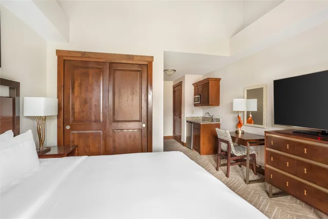 1 Bedroom, Suite, King Bed, Balcony, Hilton Grand Vacations Club Sunrise Lodge Park City 3/5