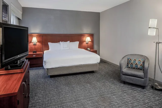 غرفة بسرير كينج لذوي الإعاقة، Courtyard by Marriott San Antonio SeaWorld - Westover Hills 2/5