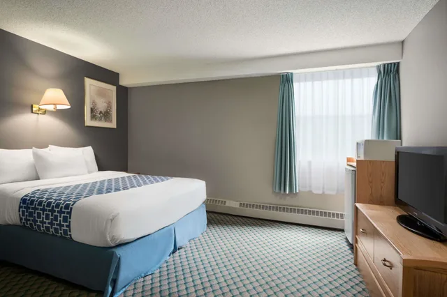 غرفة قياسية بسرير كوين، Travelodge by Wyndham Edmonton Airport 3/5
