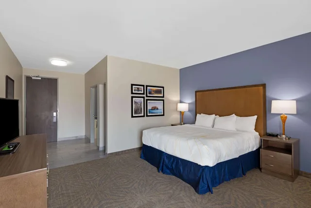 غرفة تنفيذية بسرير كينج، La Quinta Inn Suites By Wyndham Morgan Hill San Jose South 3/6