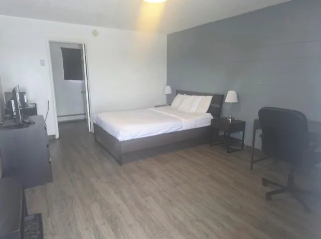 غرفة قياسية بسرير كوين، Howard Johnson by Wyndham Grande Prairie 1/4