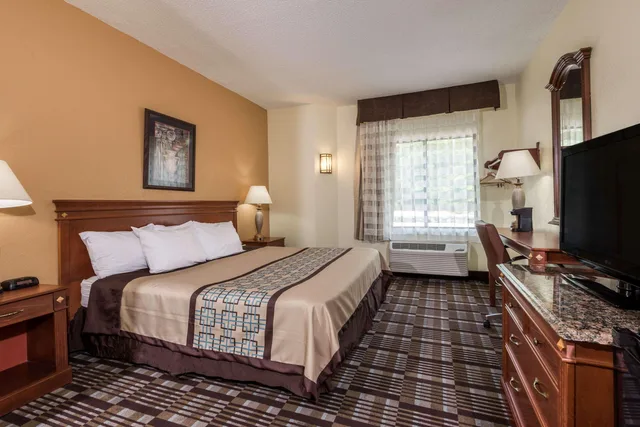 غرفة بسرير كوين لذوي الإعاقة، Days Inn by Wyndham Yadkinville 1/1