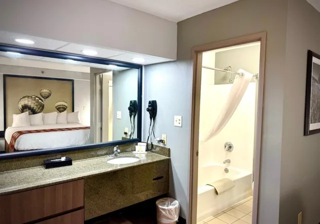 غرفة قياسية بسرير كينج مع أريكة، SureStay Plus by Best Western Cannon A.F.B. 5/7