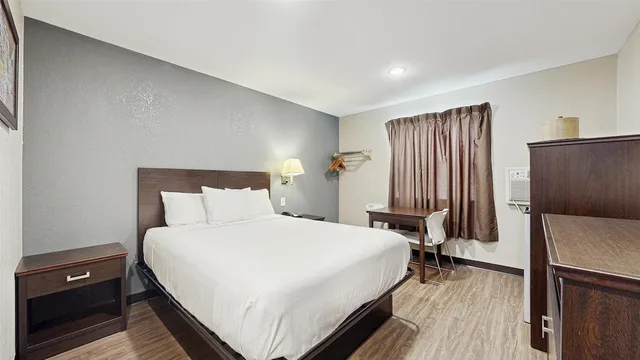 Room, King Bed, Red Lion Inn & Suites Olathe Kansas City 5/9