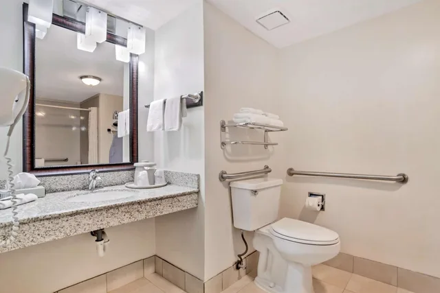 غرفة بسرير كينج بحوض استحمام لذوي الإعاقة، Best Western Vicksburg 7/8
