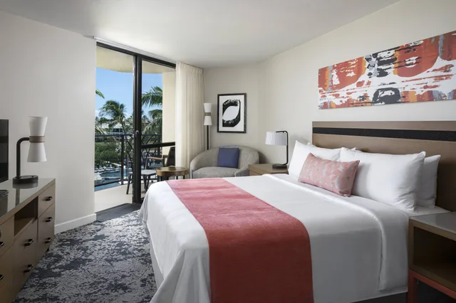 جناح بسرير كينج بإطلالة على البحر بشرفة بغرفة نوم واحدة مع أريكة، Marriotts Waikoloa Ocean Club 1/5