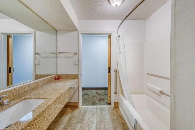جناح بسرير كينج مع أريكة، SureStay Hotel by Best Western Tuscaloosa Southeast 7/8