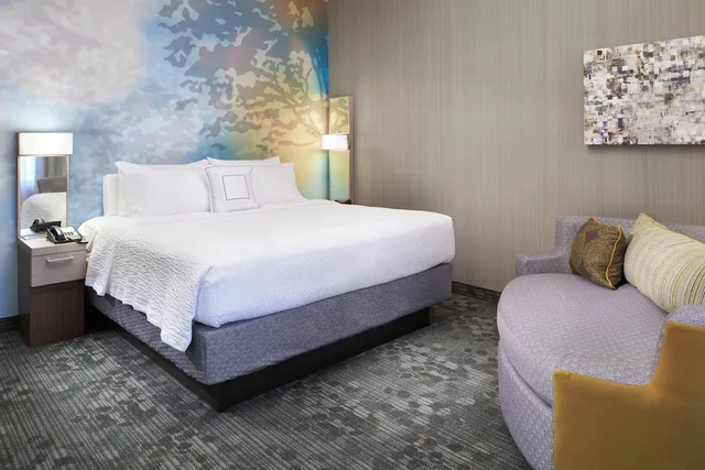 Room, King Bed, Sofa, Accessible, Courtyard Toledo Maumee/Arrowhead 2/4