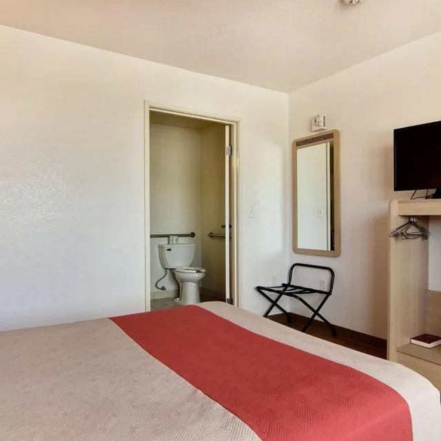 غرفة بسرير كوين، Motel6 Fort Stockton, TX 9/10
