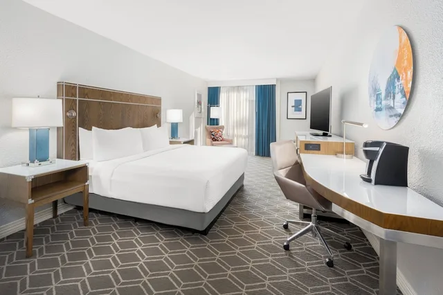 Premium, King Bed, Wyndham Jacksonville Hotel and Conference Center 3/4