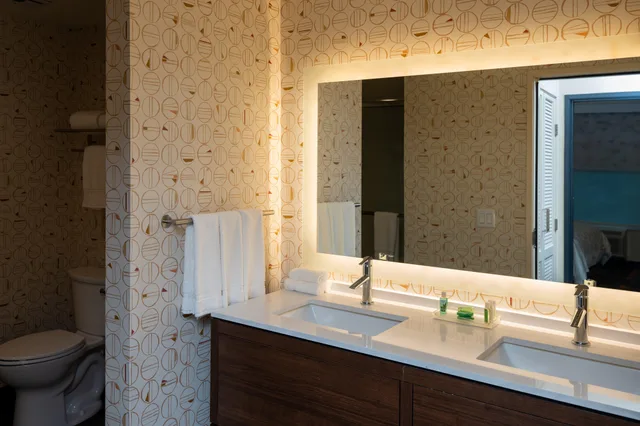 جناح بسرير كينج مع أريكة، Holiday Inn Nw Houston Beltway 8 6/6