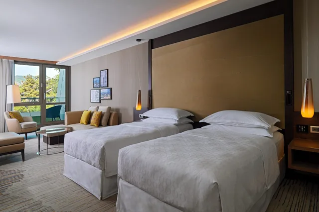 Executive Twin Room:، Sheraton Grand Tbilisi Metechi Palace 2/10
