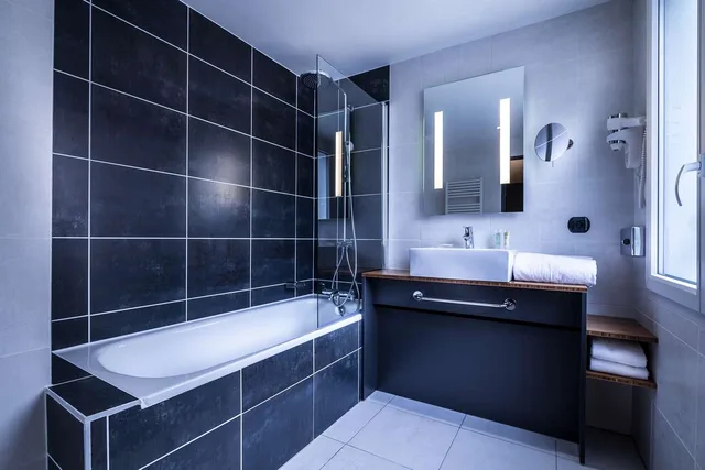 جناح بسرير كوين مع أريكة بحوض استحمام، Best Western Plus Suitcase Paris La Defense 4/5