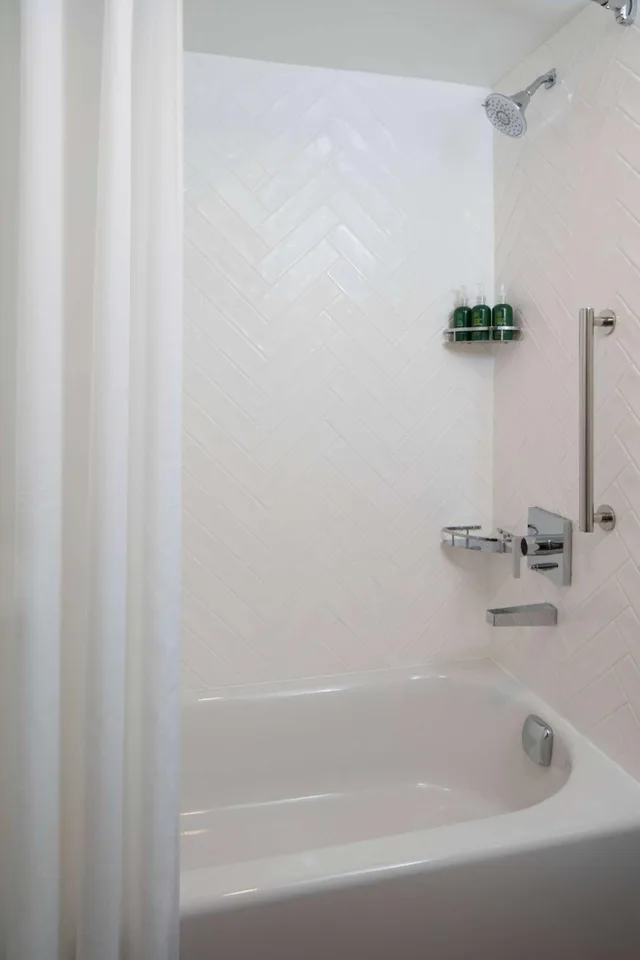 جناح بسرير كوين بغرفة نوم واحدة بحوض استحمام لذوي الإعاقة، Sonesta Simply Suites Falls Church 5/7