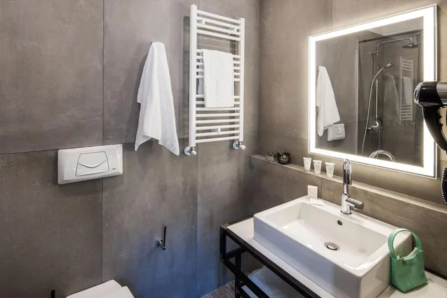 غرفة بسرير كينج بشرفة، Spice Hotel 7/9