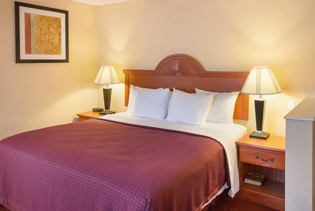 Upgrade, Efficiency, Suite, King and Queen Bed، Quality Inn Los Lunas, NM 2/8