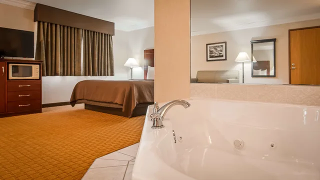 جناح جونيور بسرير كينج مع أريكة، Best Western Wittenberg Inn 4/4