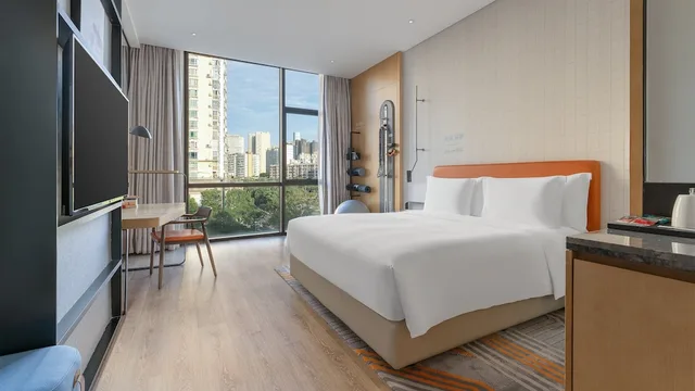 غرفة بريميوم بسرير كينج بإطلالة على المدينة، Even Hotels Shenzhen Nanshan 1/7