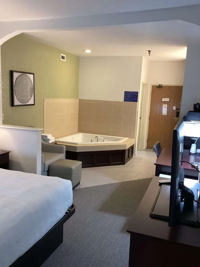غرفة بسرير كينج بجاكوزي، Best Western Celina 2/10